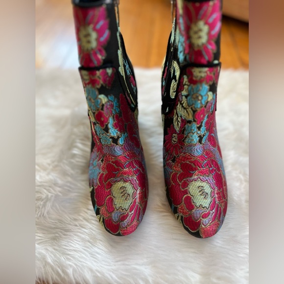 Marc Fisher womens tapestry booties Size 6.5 - Picture 7 of 10